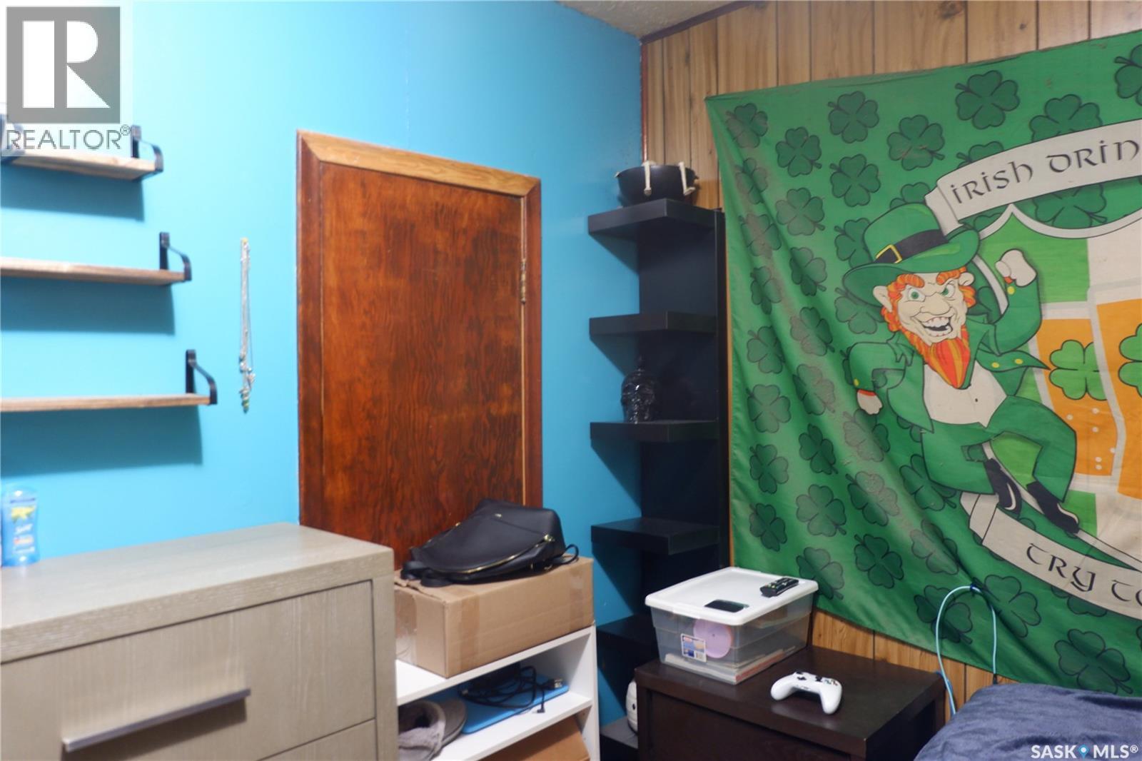 221 7Th Avenue W, Assiniboia, SK - Indoor