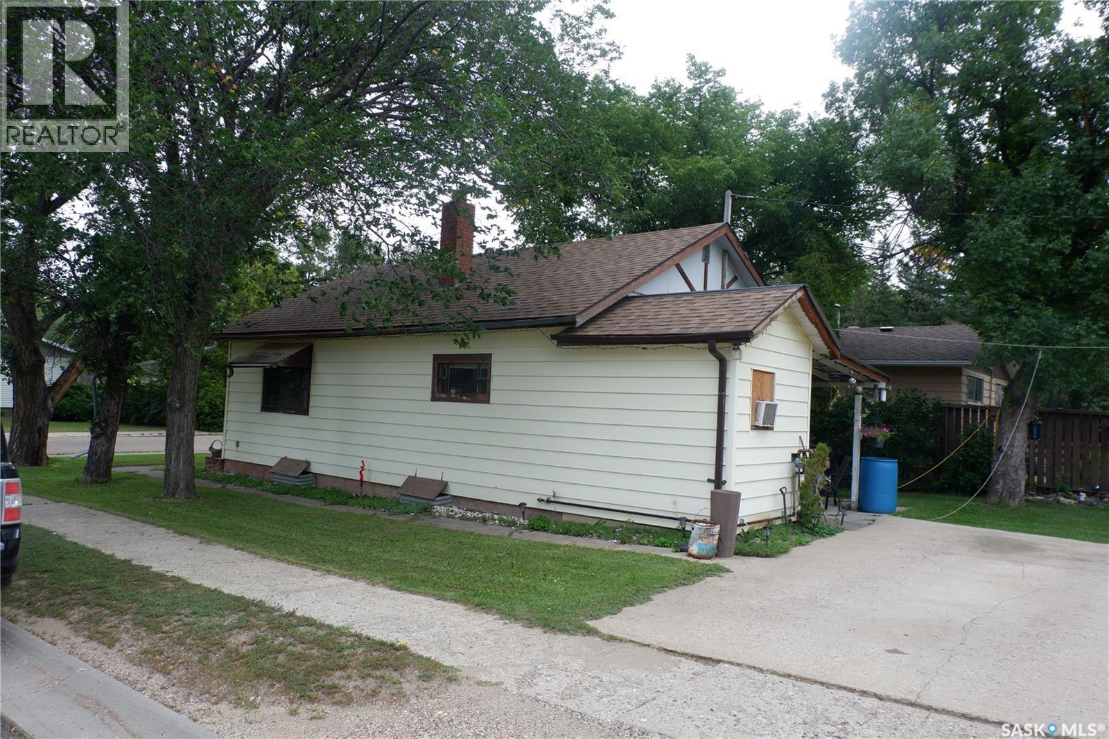 221 7Th Avenue W, Assiniboia, SK - Outdoor