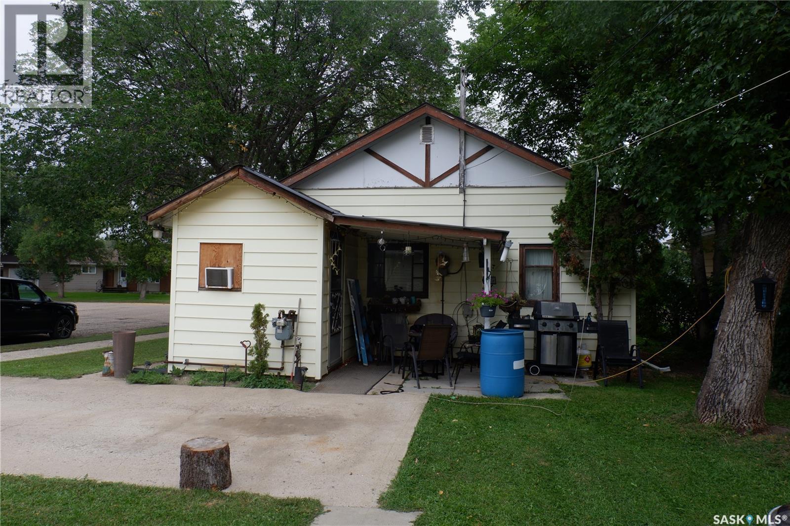 221 7Th Avenue W, Assiniboia, SK - Outdoor