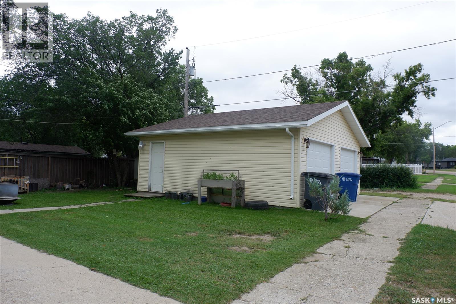 221 7Th Avenue W, Assiniboia, SK - Outdoor