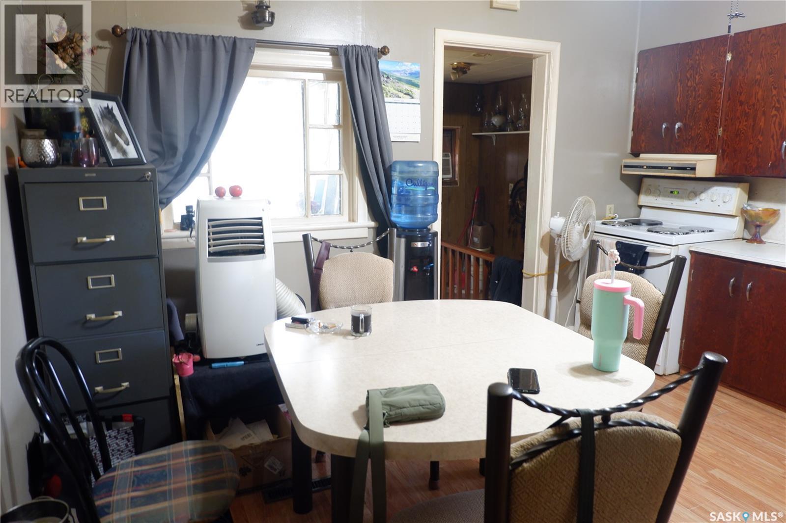 221 7Th Avenue W, Assiniboia, SK - Indoor Photo Showing Dining Room