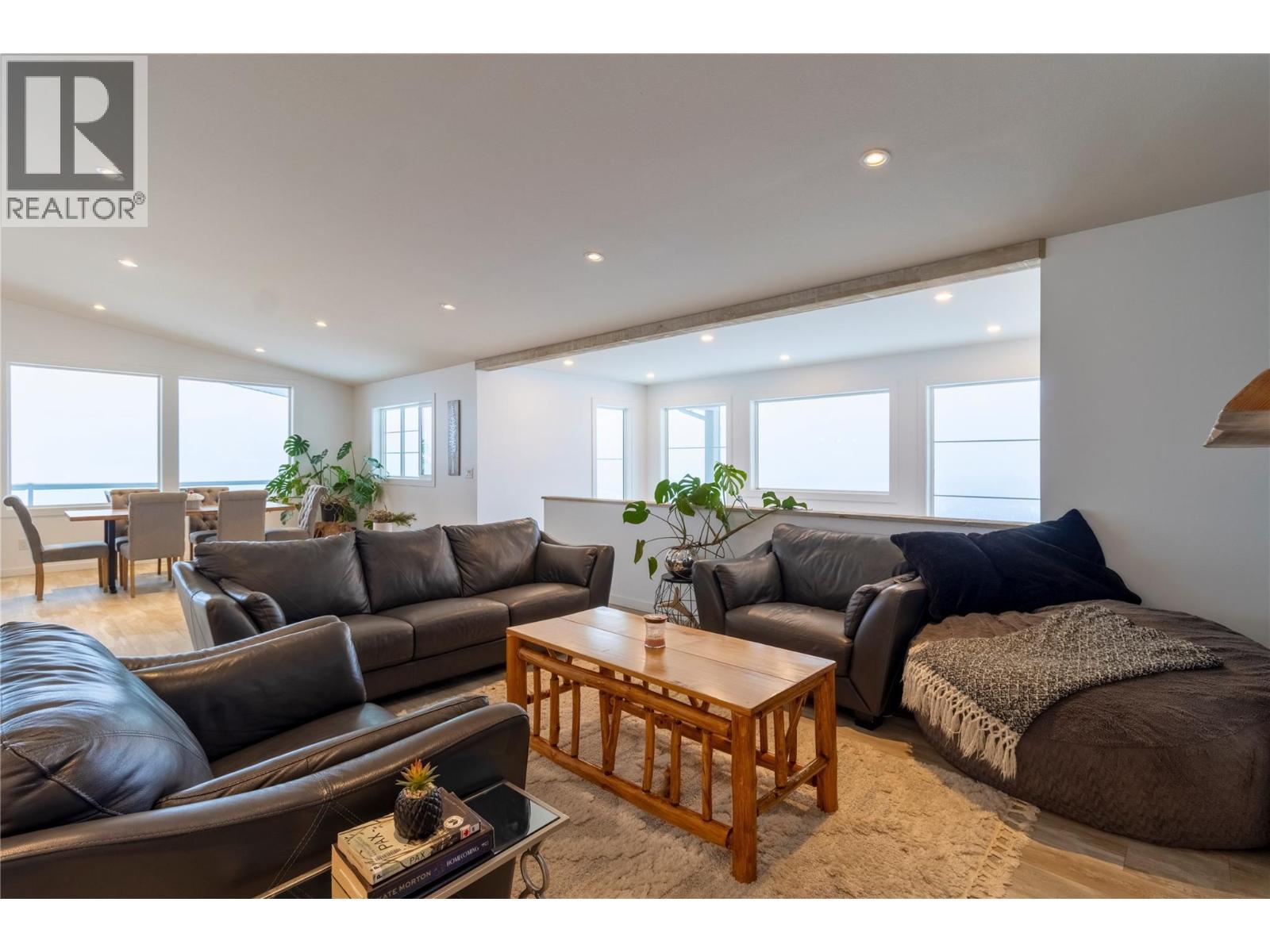 2521 Panoramic Way, Blind Bay, BC - Indoor Photo Showing Living Room