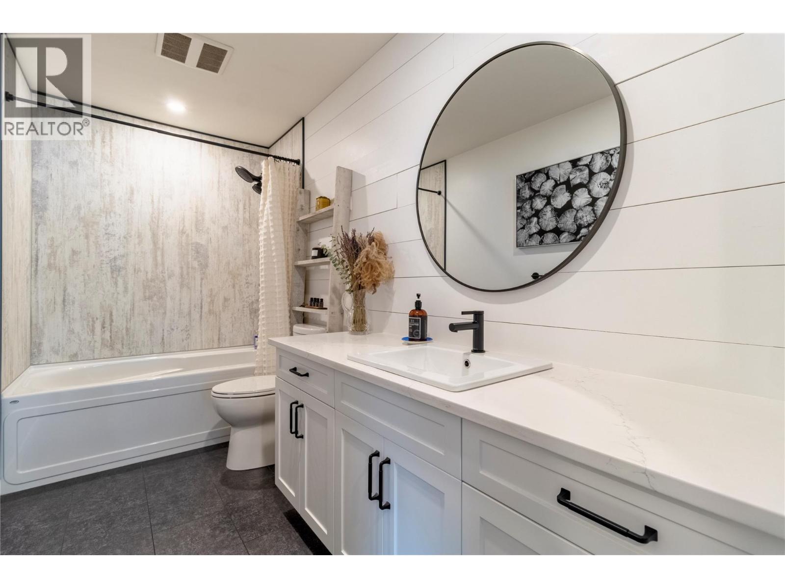 2521 Panoramic Way, Blind Bay, BC - Indoor Photo Showing Bathroom