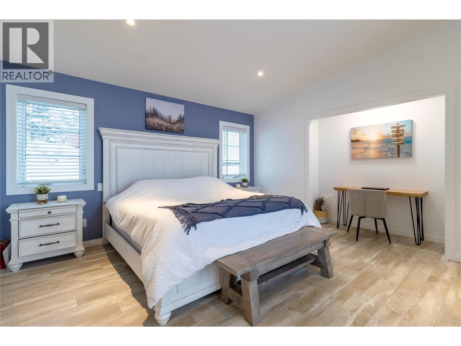 2521 Panoramic Way, Blind Bay, BC - Indoor Photo Showing Bedroom