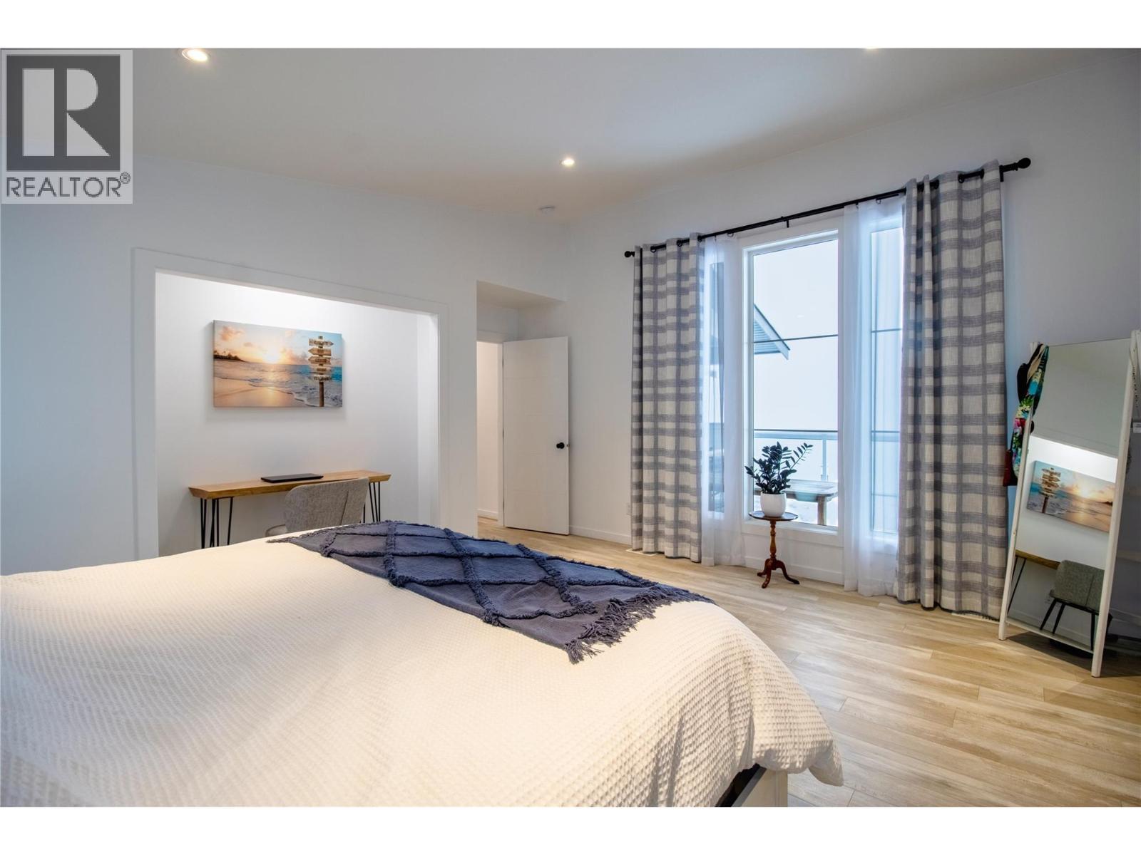 2521 Panoramic Way, Blind Bay, BC - Indoor Photo Showing Bedroom