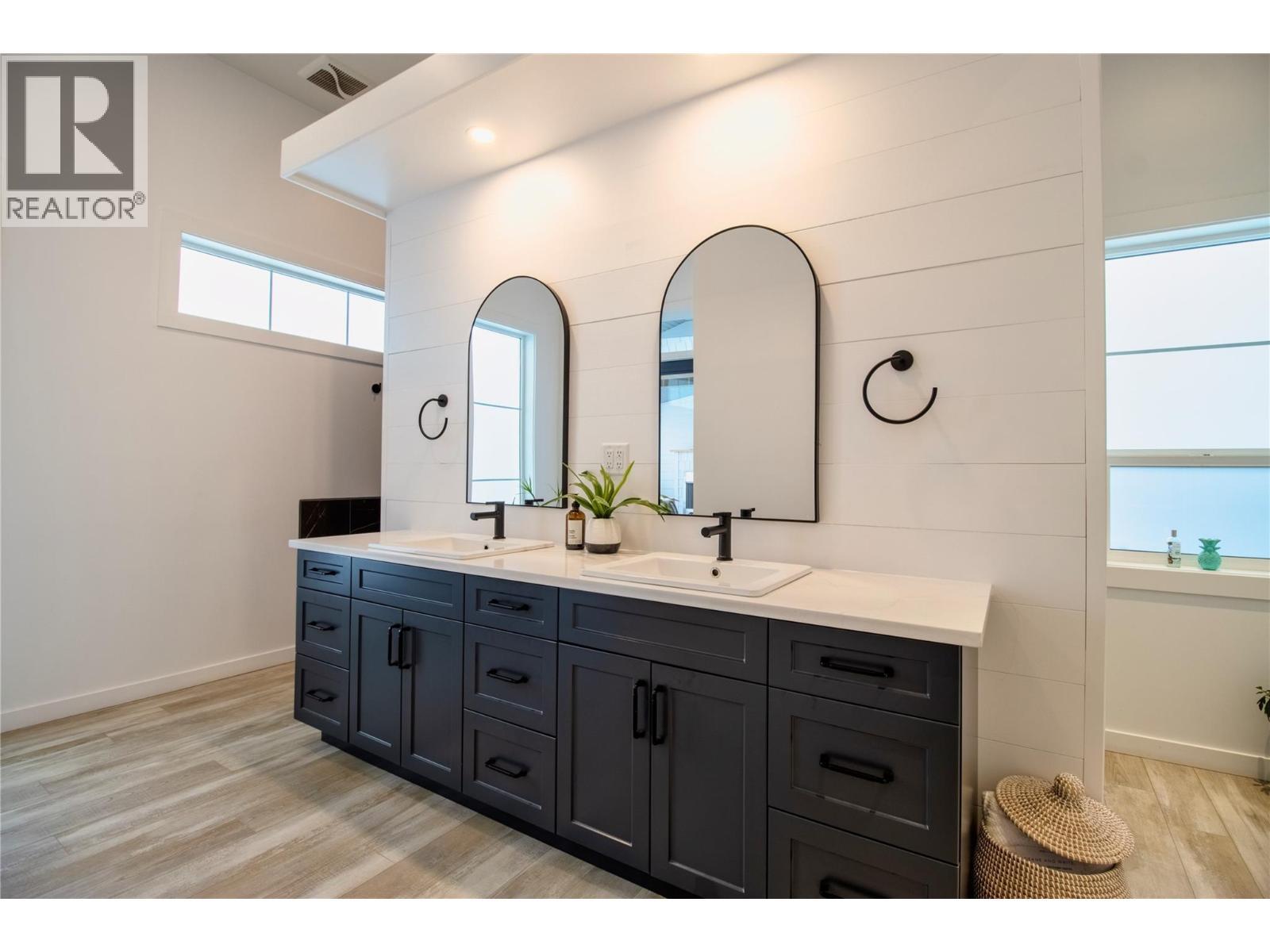 2521 Panoramic Way, Blind Bay, BC - Indoor Photo Showing Bathroom