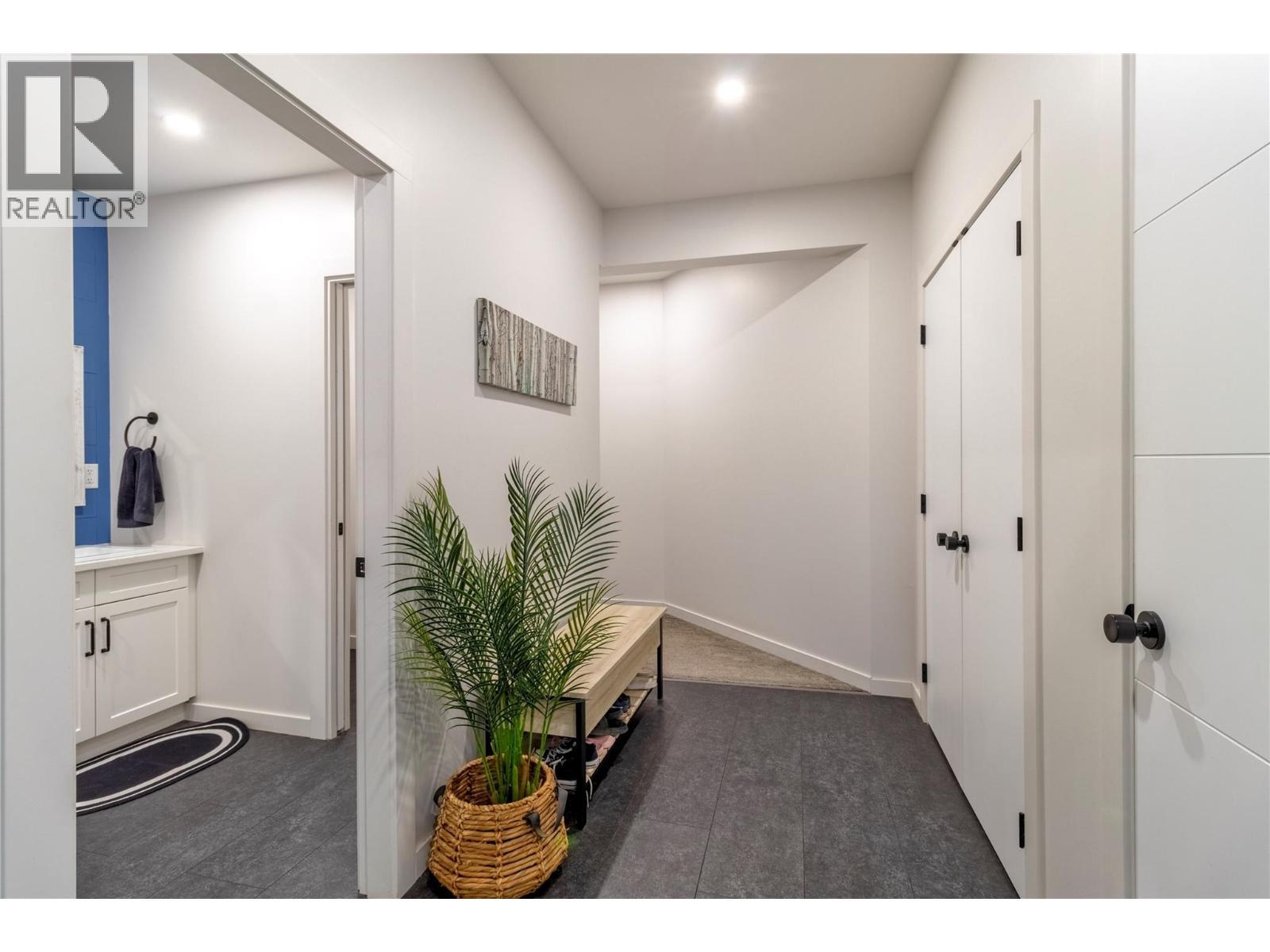 2521 Panoramic Way, Blind Bay, BC - Indoor Photo Showing Other Room