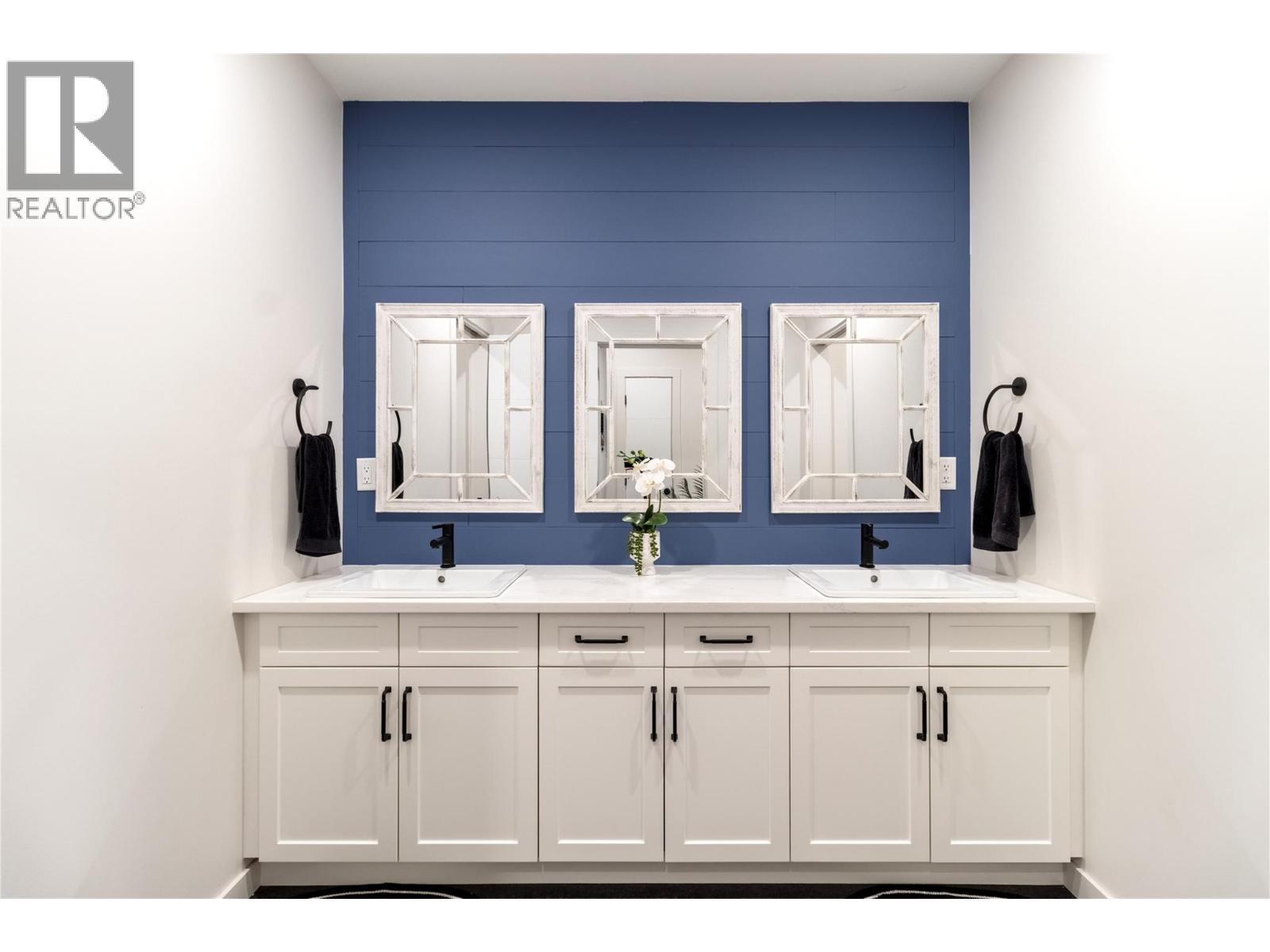 2521 Panoramic Way, Blind Bay, BC - Indoor Photo Showing Bathroom