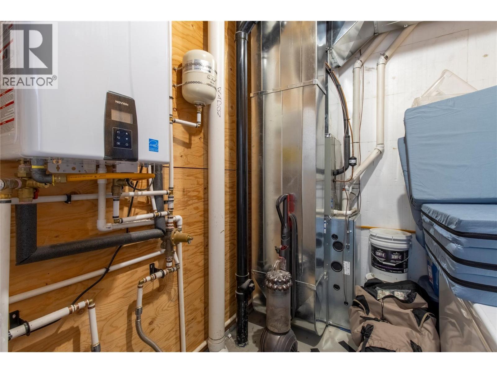 2521 Panoramic Way, Blind Bay, BC - Indoor Photo Showing Basement