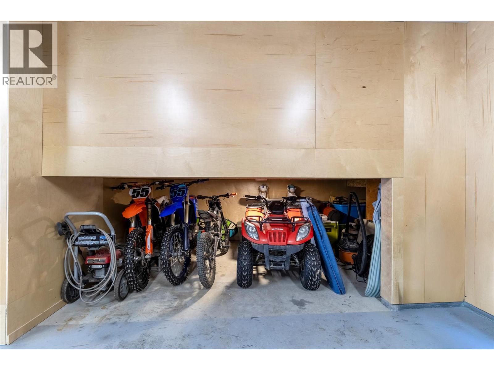 2521 Panoramic Way, Blind Bay, BC - Indoor Photo Showing Garage