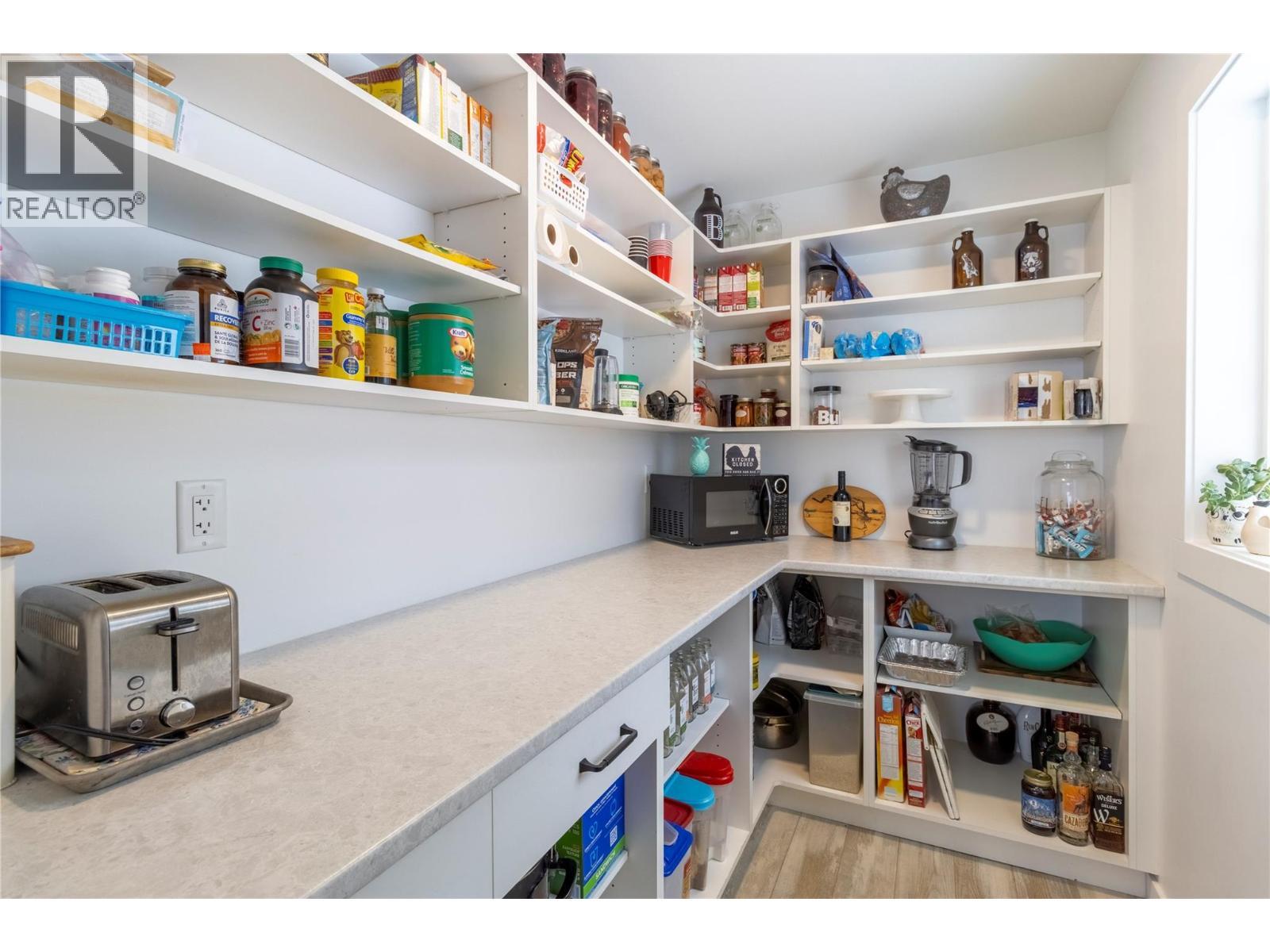 2521 Panoramic Way, Blind Bay, BC - Indoor With Storage