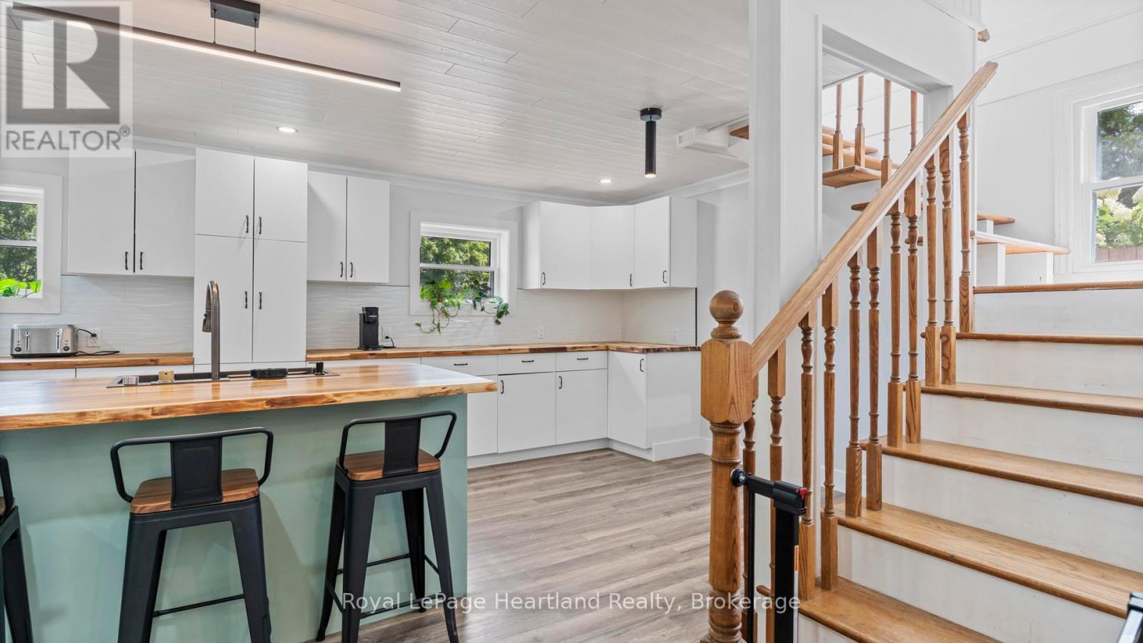 422 Willoughby Street, Huron-Kinloss (Lucknow), ON - Indoor Photo Showing Kitchen With Double Sink