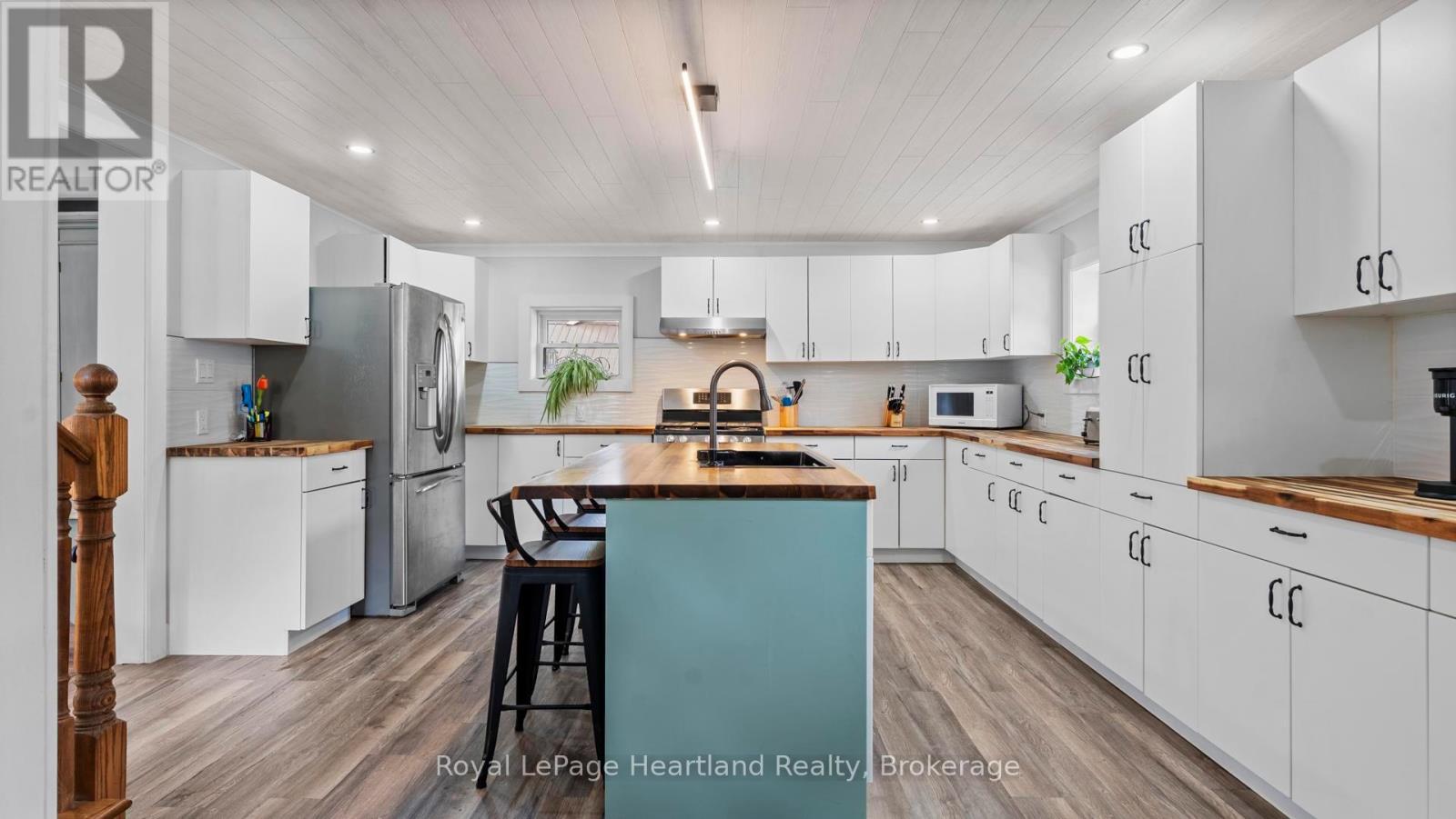 422 Willoughby Street, Huron-Kinloss (Lucknow), ON - Indoor Photo Showing Kitchen With Upgraded Kitchen