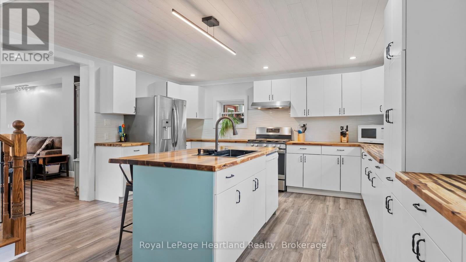 422 Willoughby Street, Huron-Kinloss (Lucknow), ON - Indoor Photo Showing Kitchen With Upgraded Kitchen