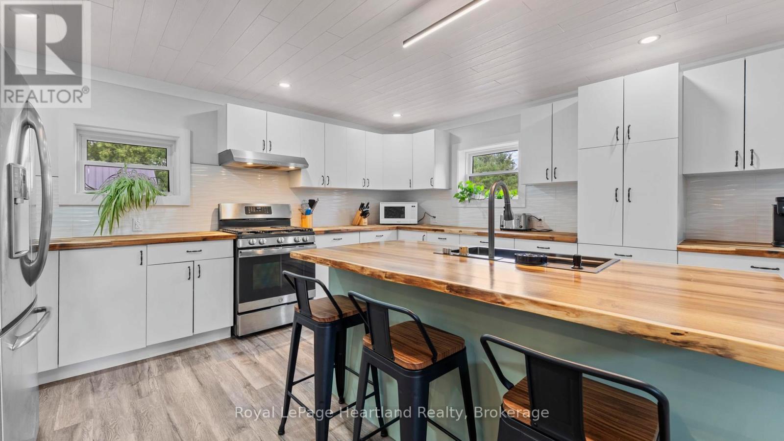 422 Willoughby Street, Huron-Kinloss (Lucknow), ON - Indoor Photo Showing Kitchen With Double Sink