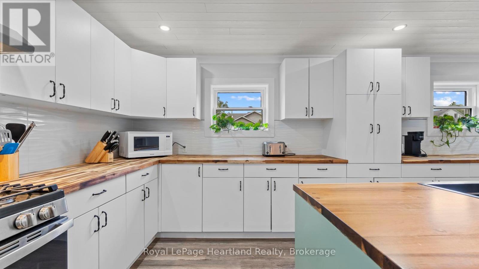 422 Willoughby Street, Huron-Kinloss (Lucknow), ON - Indoor Photo Showing Kitchen
