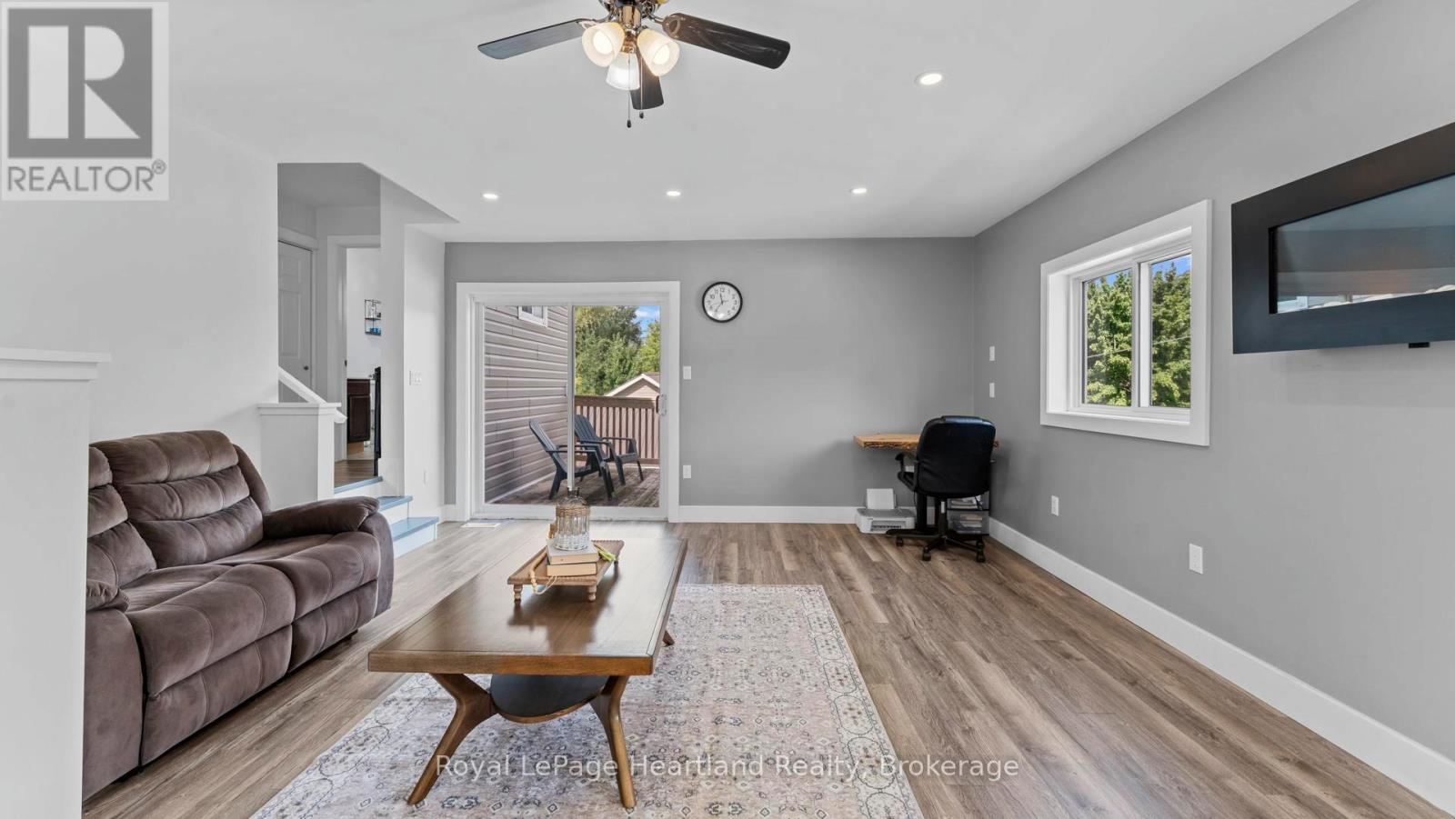 422 Willoughby Street, Huron-Kinloss (Lucknow), ON - Indoor Photo Showing Living Room