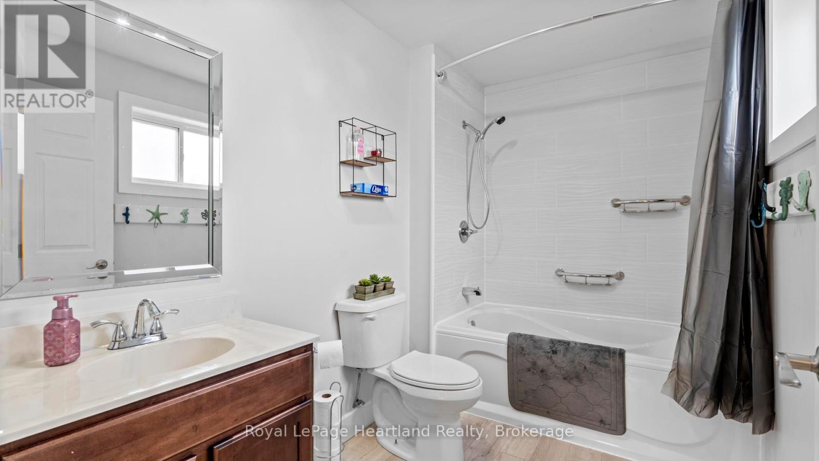 422 Willoughby Street, Huron-Kinloss (Lucknow), ON - Indoor Photo Showing Bathroom