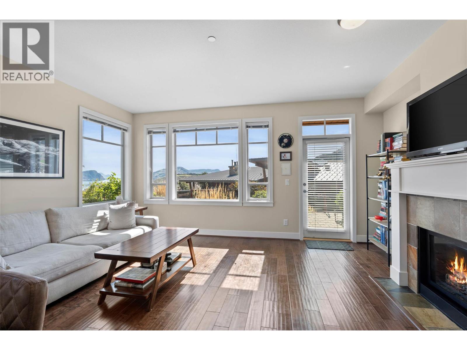 175 Holloway Drive Unit# 49, Kamloops, BC - Indoor Photo Showing Living Room With Fireplace