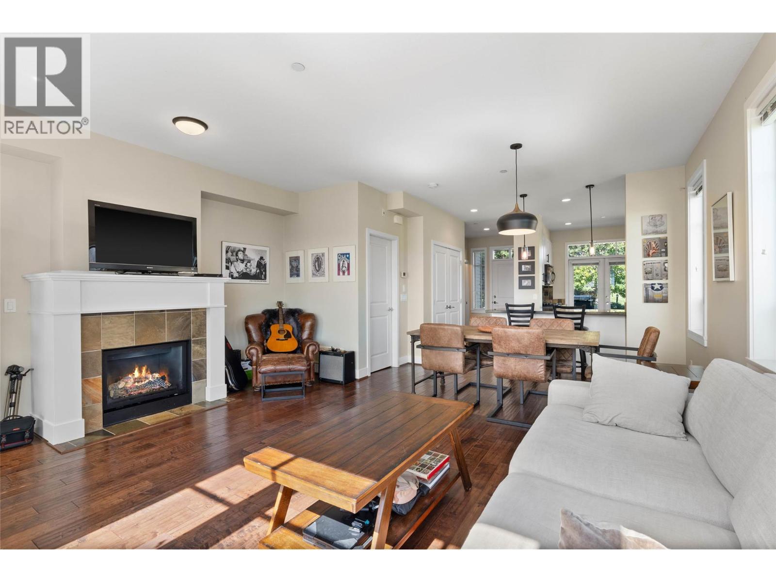 175 Holloway Drive Unit# 49, Kamloops, BC - Indoor Photo Showing Living Room With Fireplace