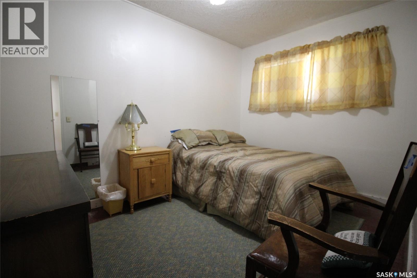 614 Front Street, Eastend, SK - Indoor Photo Showing Bedroom
