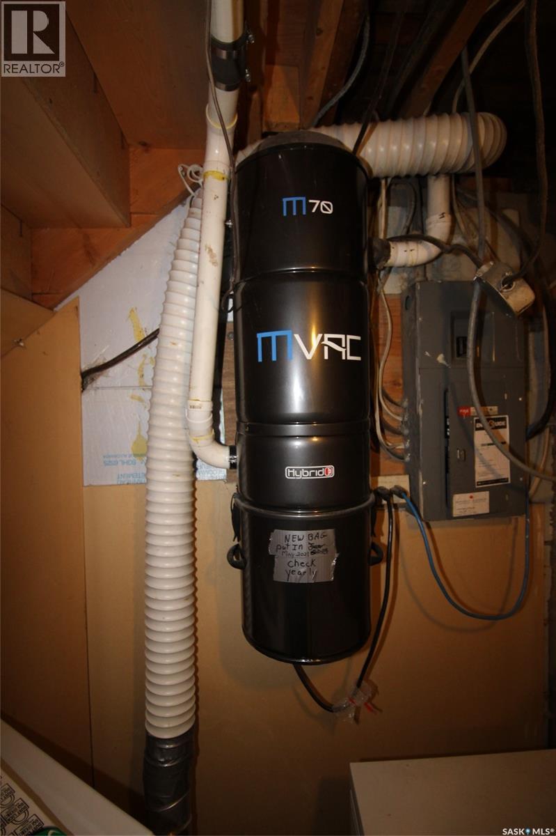 614 Front Street, Eastend, SK - Indoor Photo Showing Basement