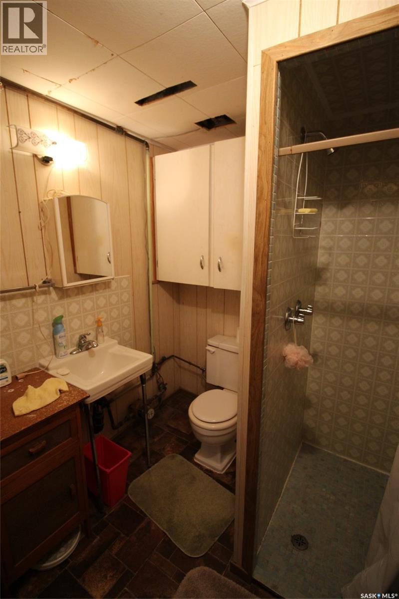 614 Front Street, Eastend, SK - Indoor Photo Showing Bathroom