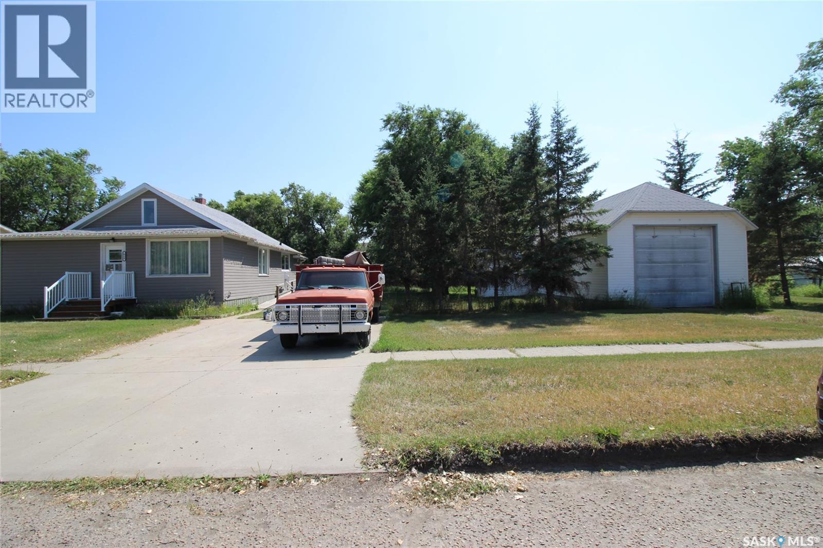 614 Front Street, Eastend, SK - Outdoor