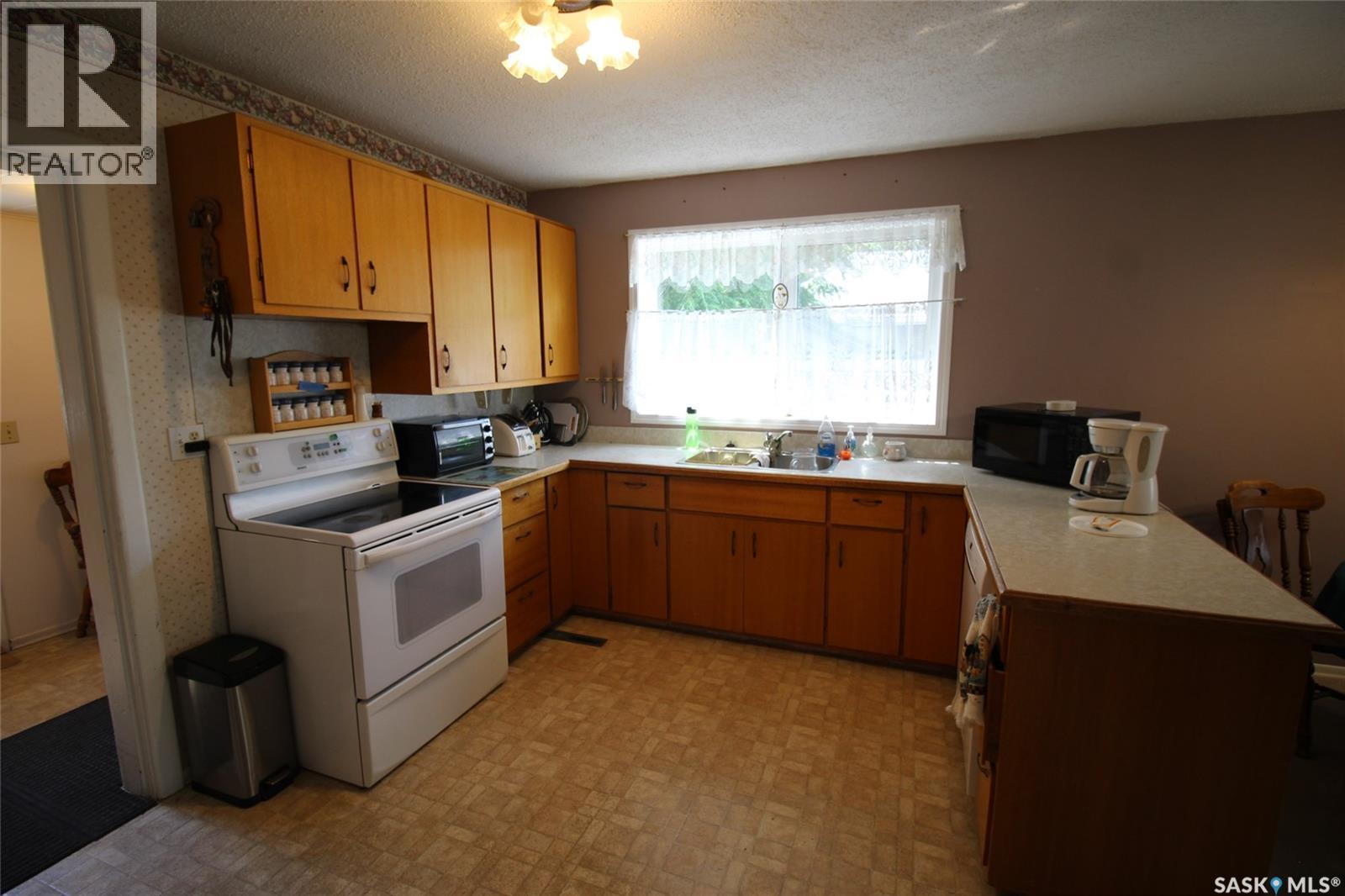 614 Front Street, Eastend, SK - Indoor Photo Showing Kitchen With Double Sink