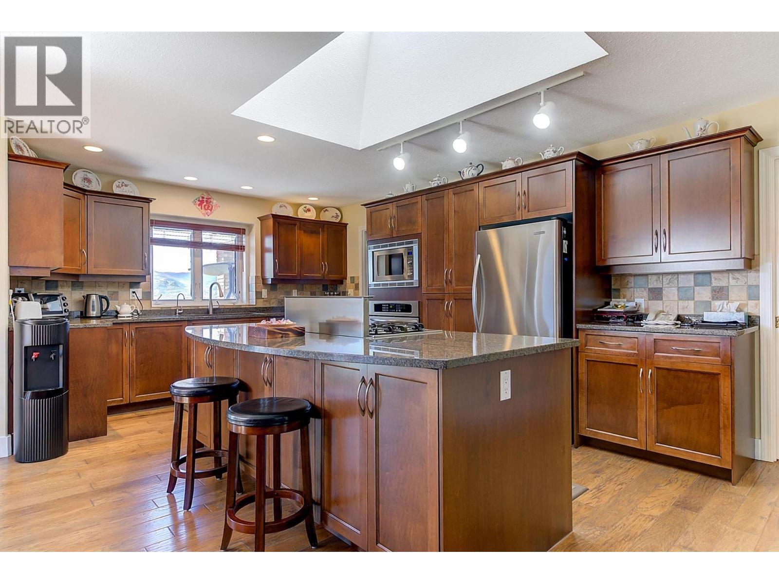 343 Stellar Drive, Kelowna, BC - Indoor Photo Showing Kitchen