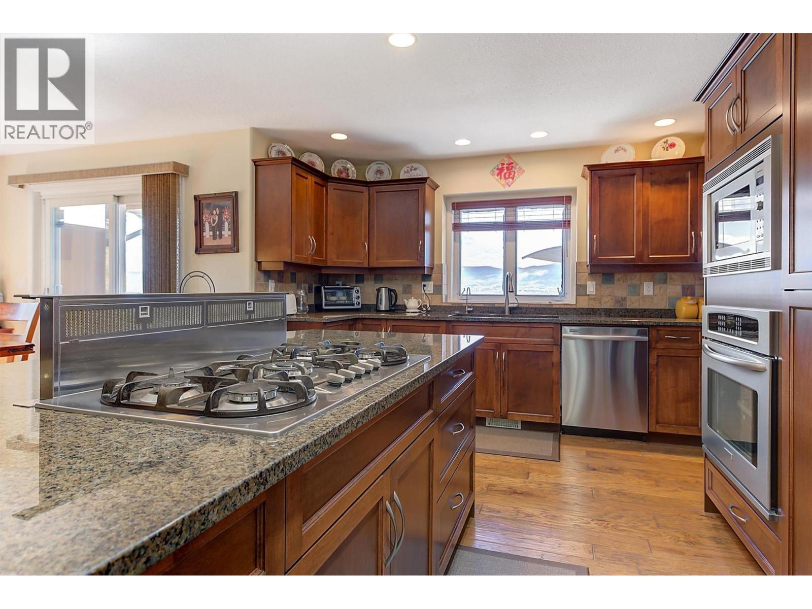 343 Stellar Drive, Kelowna, BC - Indoor Photo Showing Kitchen With Stainless Steel Kitchen