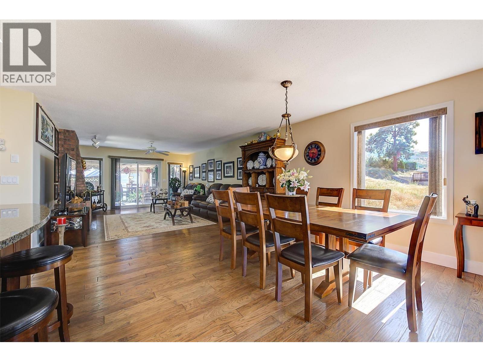 343 Stellar Drive, Kelowna, BC - Indoor Photo Showing Dining Room