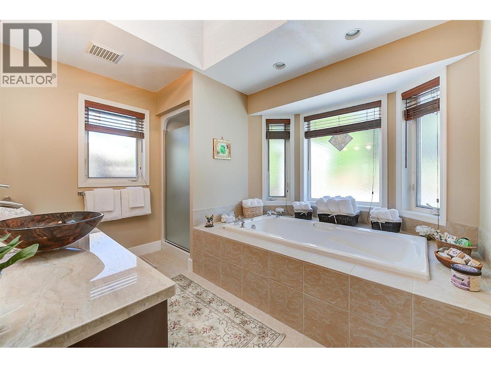 343 Stellar Drive, Kelowna, BC - Indoor Photo Showing Bathroom