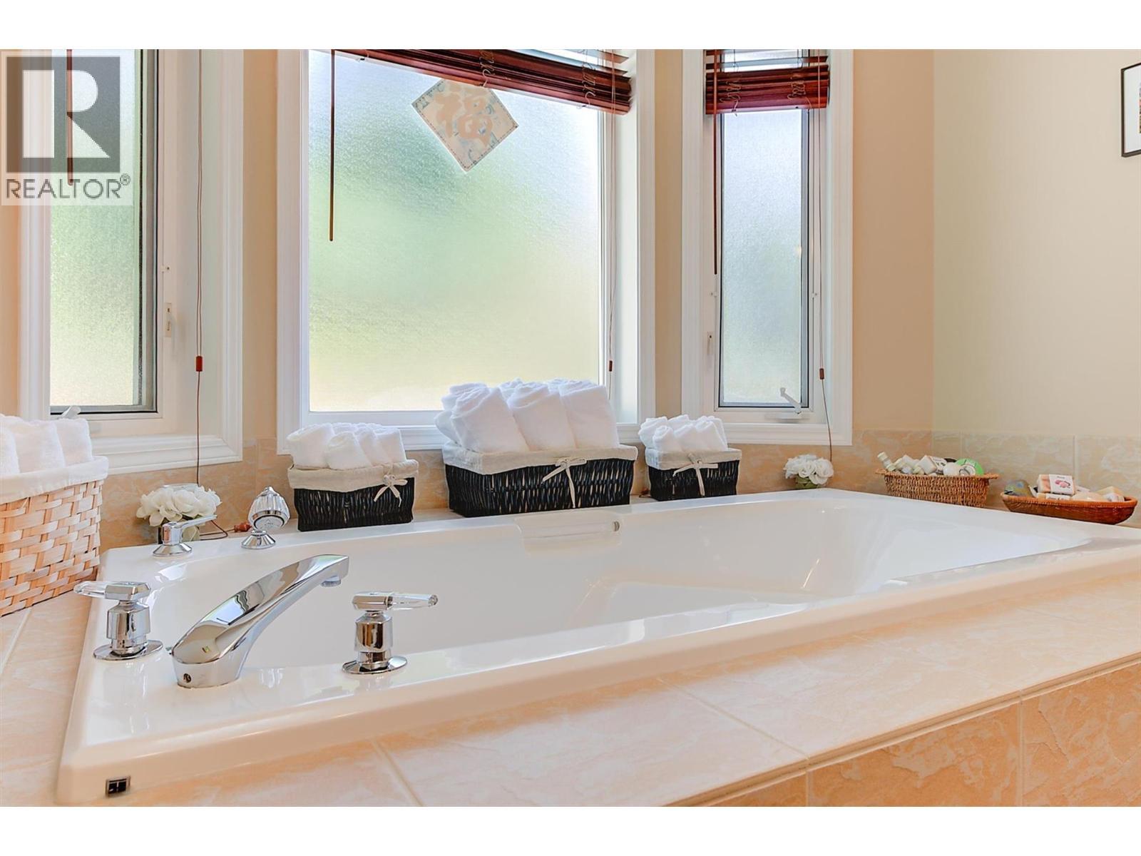 343 Stellar Drive, Kelowna, BC - Indoor Photo Showing Bathroom