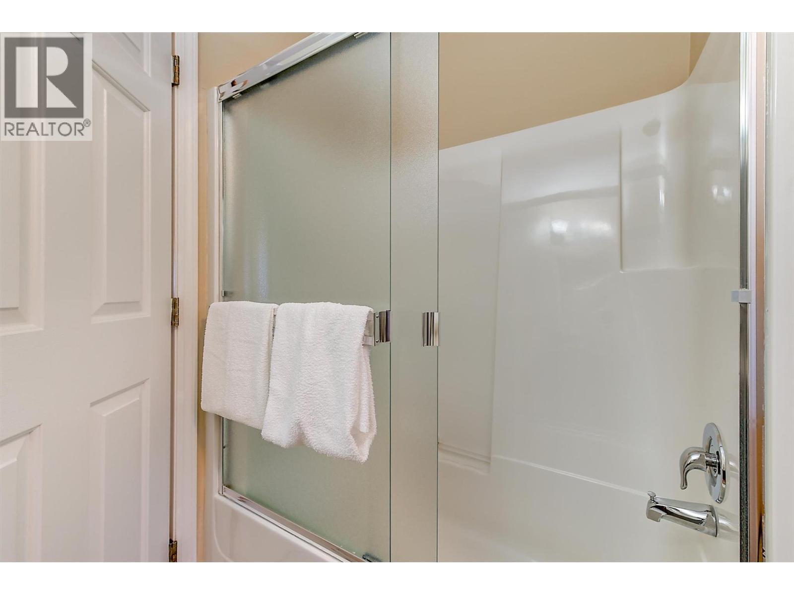343 Stellar Drive, Kelowna, BC - Indoor Photo Showing Bathroom
