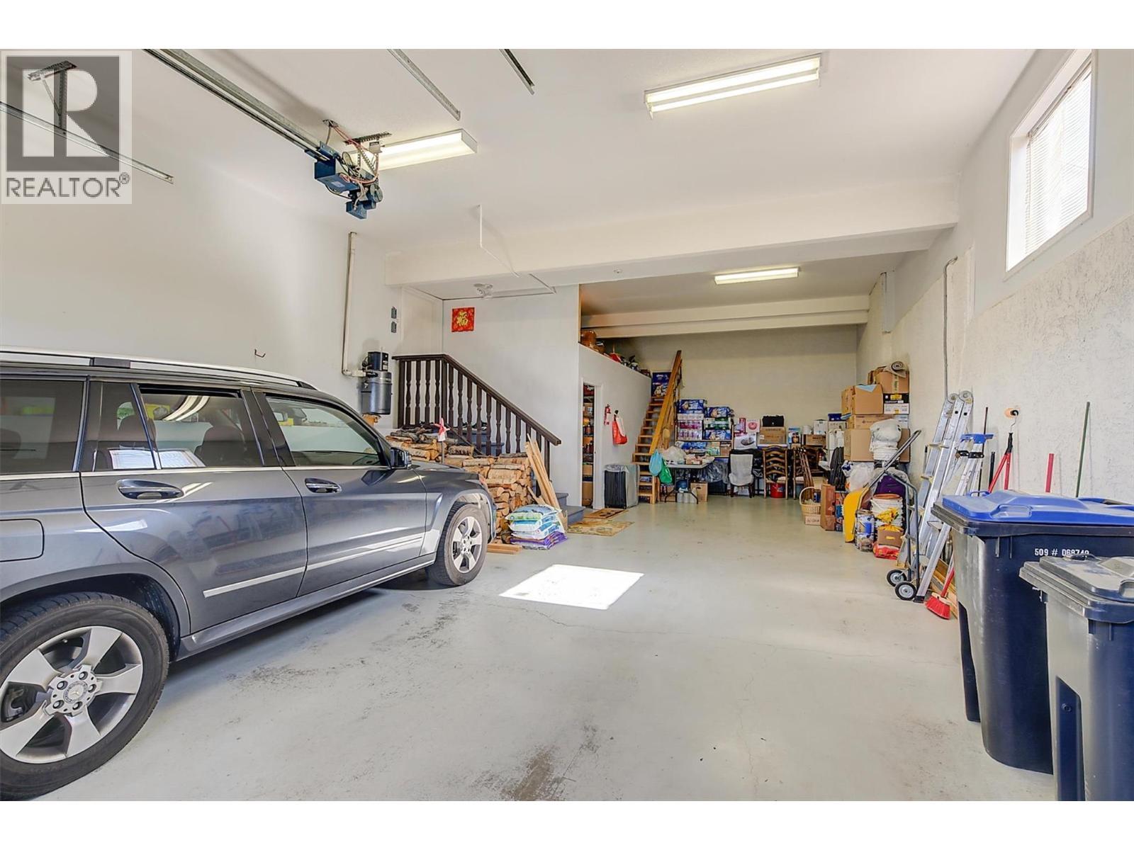 343 Stellar Drive, Kelowna, BC - Indoor Photo Showing Garage