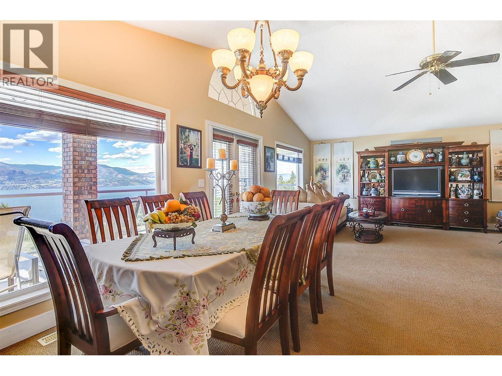 343 Stellar Drive, Kelowna, BC - Indoor Photo Showing Dining Room