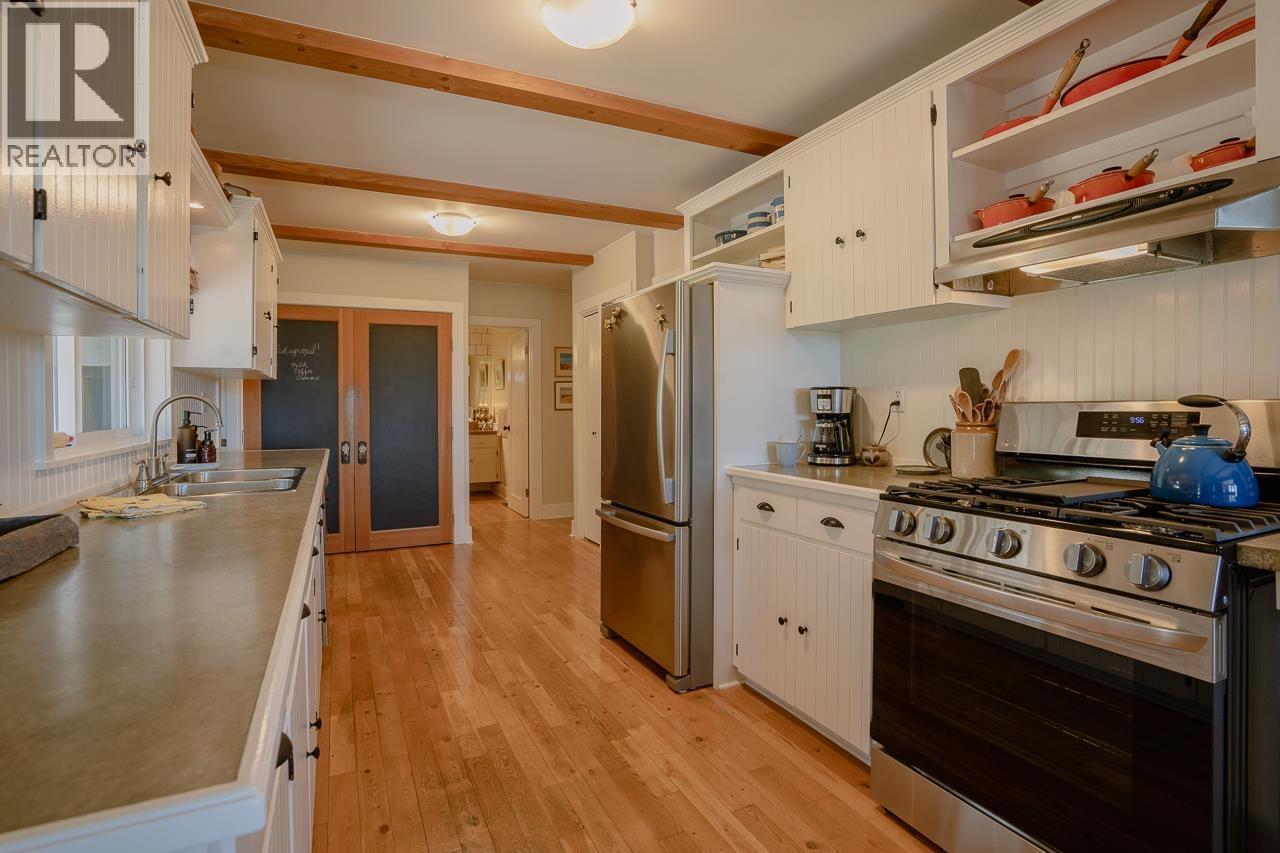 5058 Block Drive, 108 Mile Ranch, BC - Indoor Photo Showing Kitchen With Double Sink