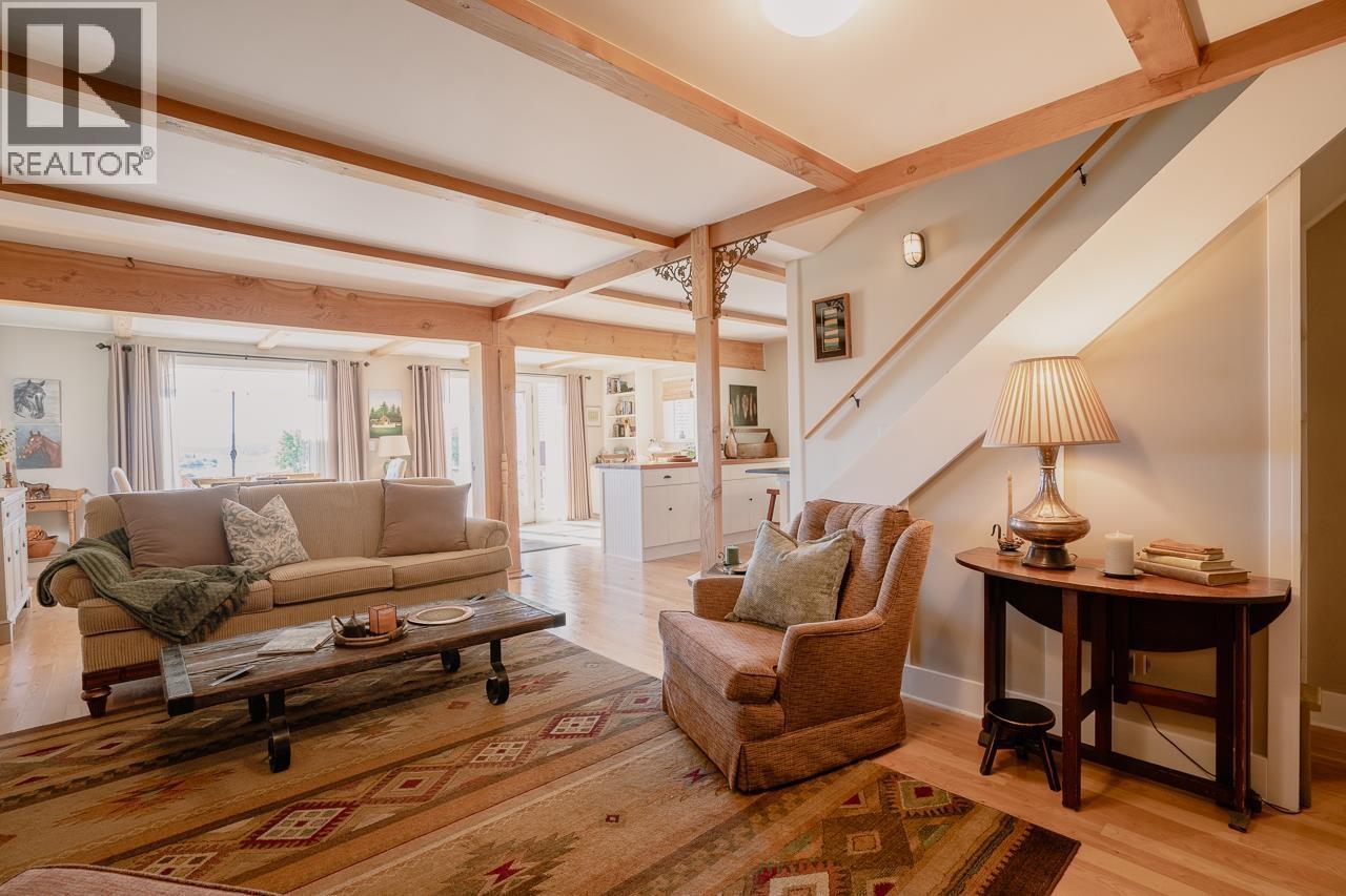 5058 Block Drive, 108 Mile Ranch, BC - Indoor Photo Showing Living Room