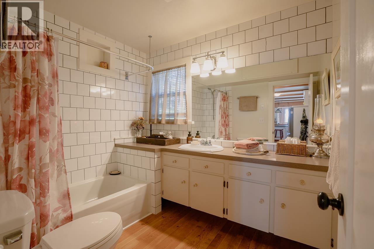 5058 Block Drive, 108 Mile Ranch, BC - Indoor Photo Showing Bathroom