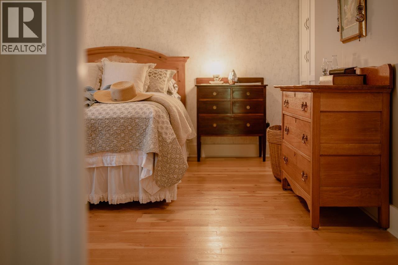 5058 Block Drive, 108 Mile Ranch, BC - Indoor Photo Showing Bedroom