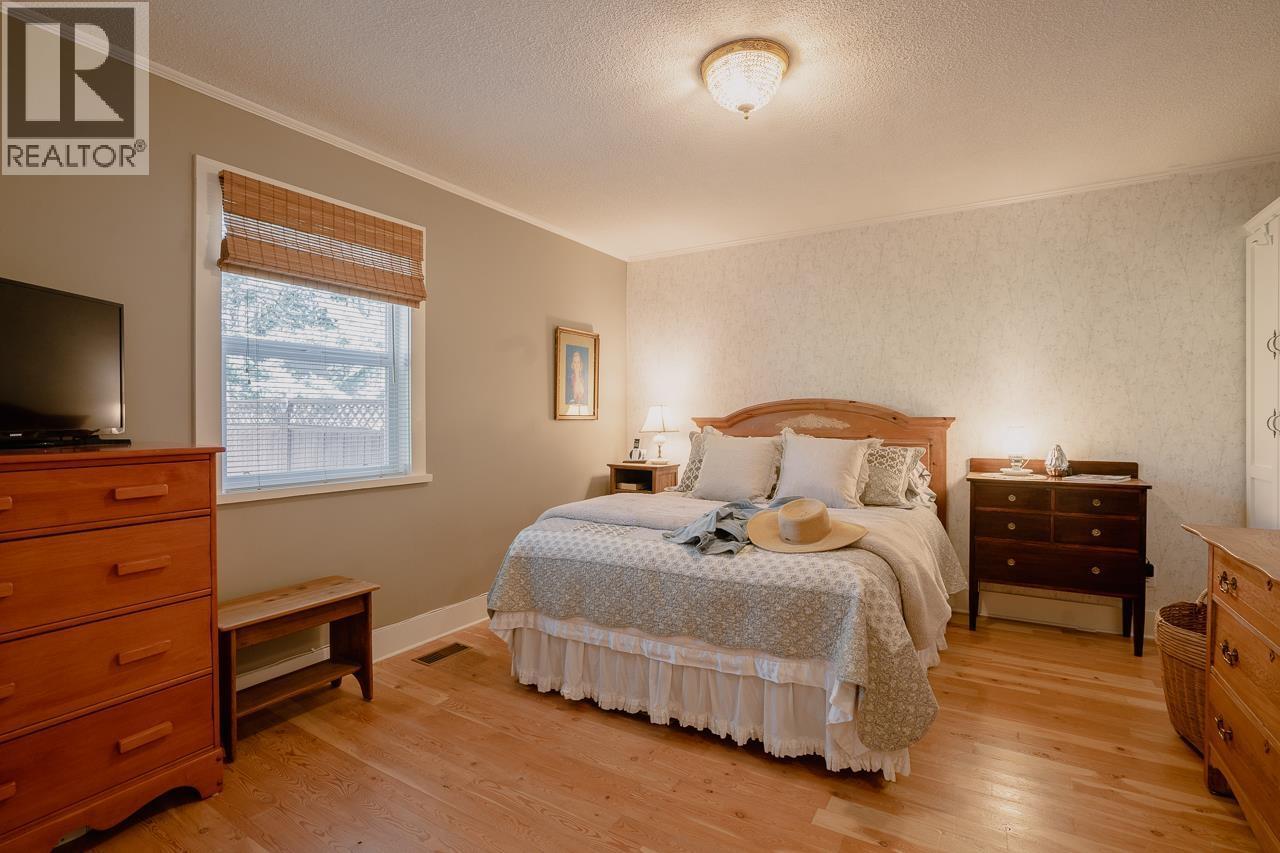 5058 Block Drive, 108 Mile Ranch, BC - Indoor Photo Showing Bedroom