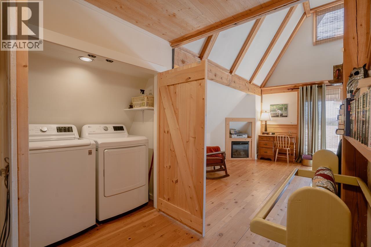 5058 Block Drive, 108 Mile Ranch, BC - Indoor Photo Showing Laundry Room