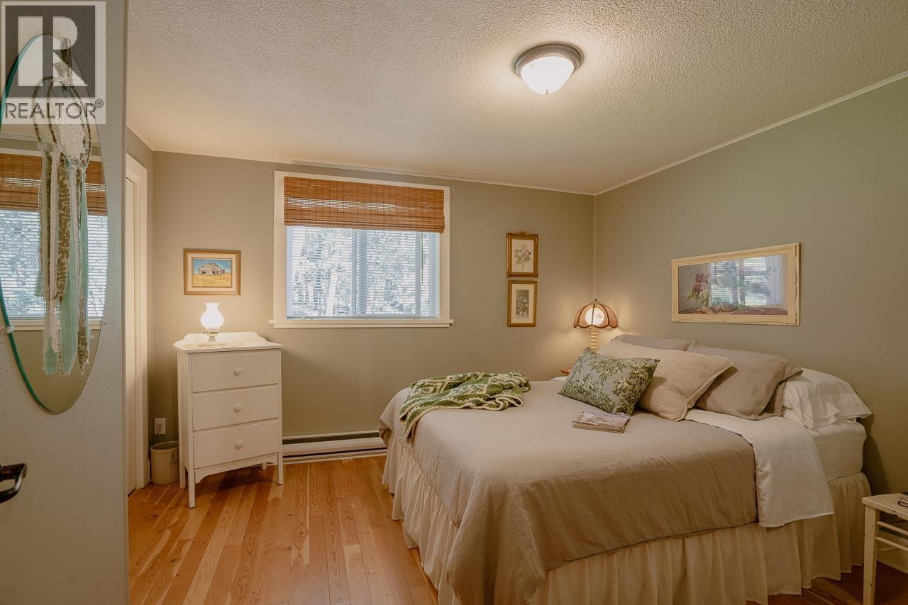 5058 Block Drive, 108 Mile Ranch, BC - Indoor Photo Showing Bedroom