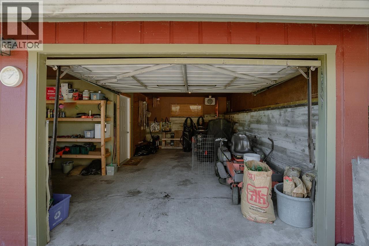 5058 Block Drive, 108 Mile Ranch, BC - Indoor Photo Showing Garage