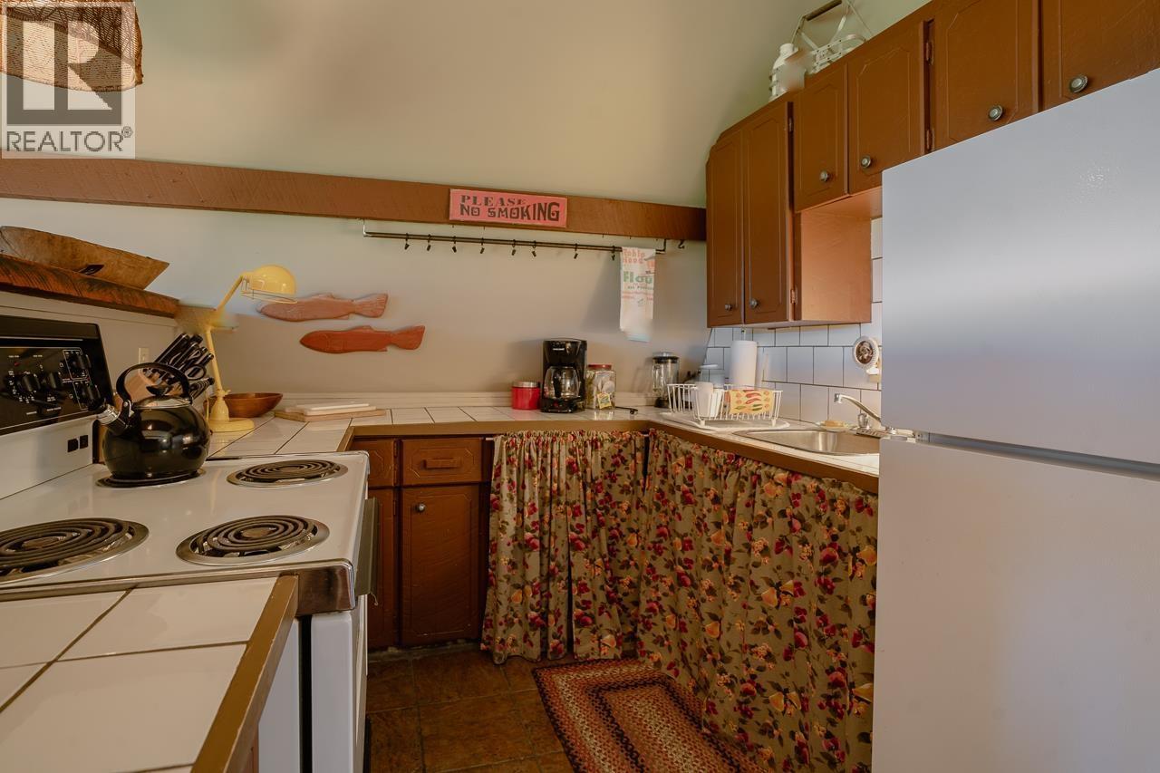 5058 Block Drive, 108 Mile Ranch, BC - Indoor Photo Showing Kitchen