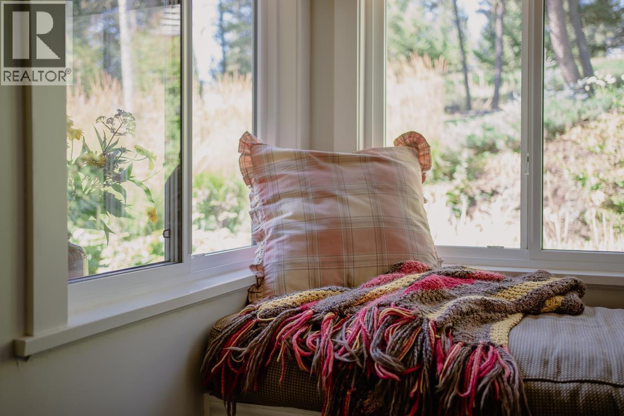 5058 Block Drive, 108 Mile Ranch, BC - Indoor Photo Showing Bedroom