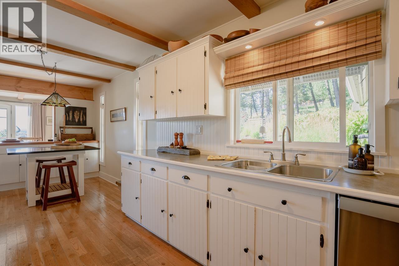 5058 Block Drive, 108 Mile Ranch, BC - Indoor Photo Showing Kitchen With Double Sink