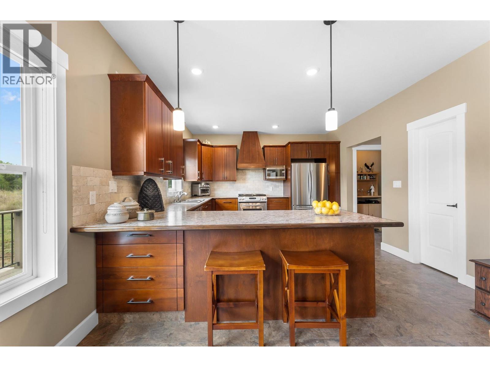 3550 Benvoulin Road, Kelowna, BC - Indoor Photo Showing Kitchen