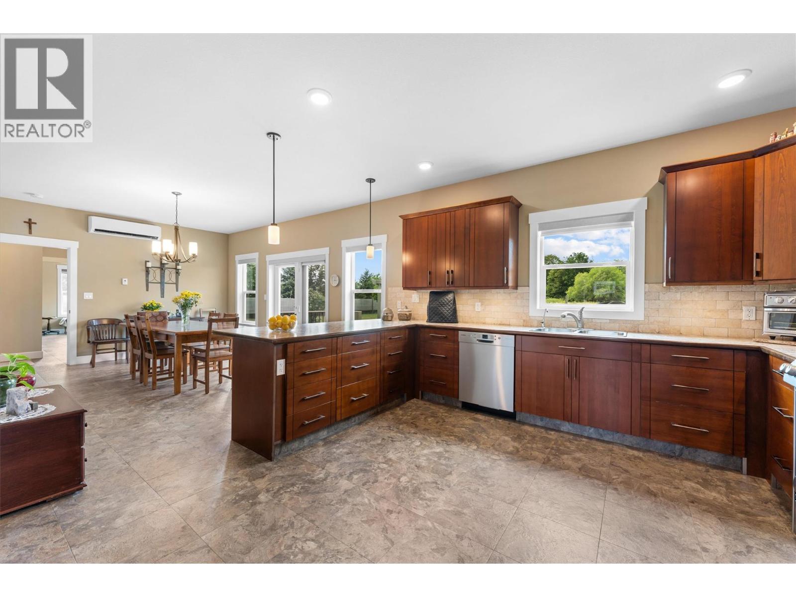 3550 Benvoulin Road, Kelowna, BC - Indoor Photo Showing Kitchen With Upgraded Kitchen